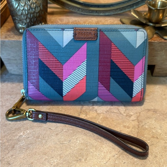 Fossil Multicolor Geometric Wristlet w/ strap - Picture 1 of 13